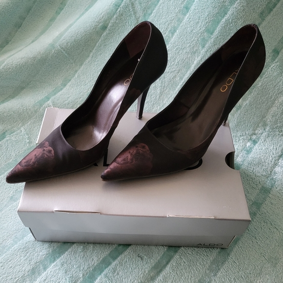 Vintage Aldo Size 39EU (Size 8 USA) Black Satin 4" Heels W/Copper Floral Print - Picture 2 of 9